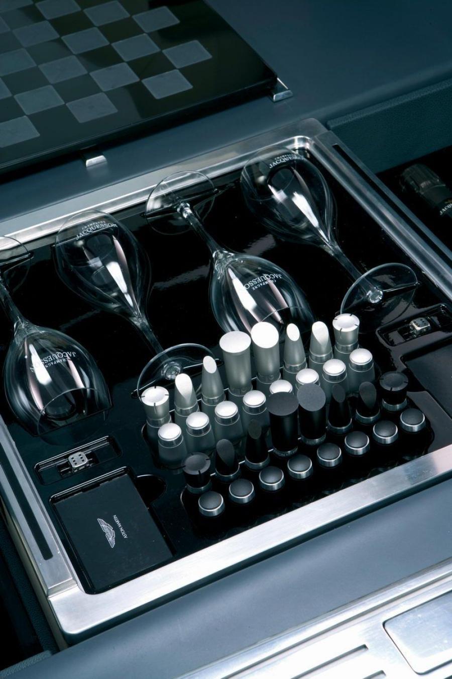 Детали интерьера Aston Martin Rapide Concept 2006 года  (фото 35 из 39)